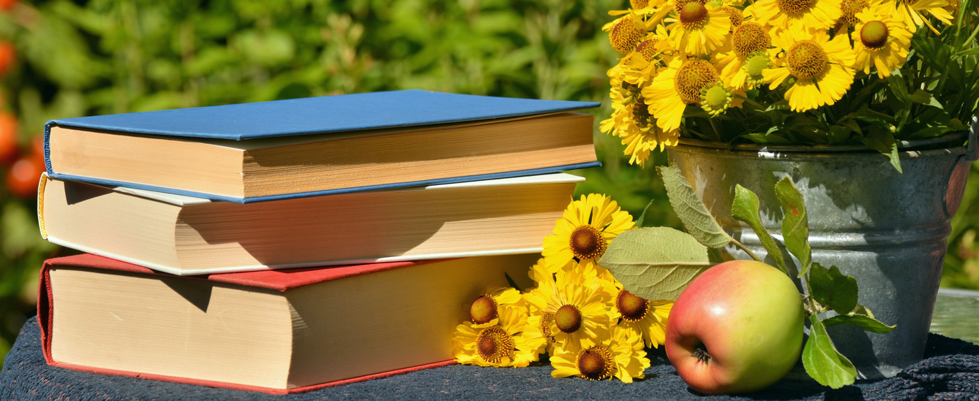 книги, яблоки, цветы, растения