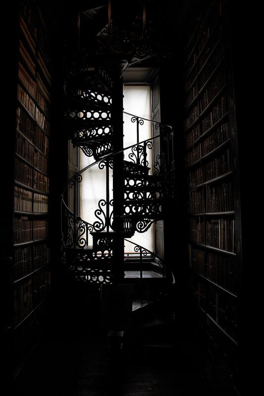 лестница, винтовая лестница, архитектура, черно белые, книги, библиотека