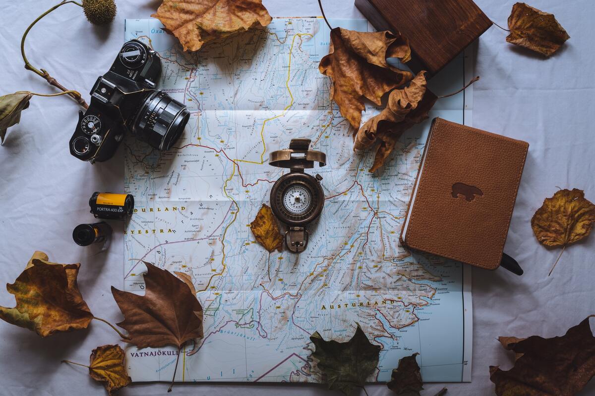 компас, карта, книга, фотоаппарат, осенние листья