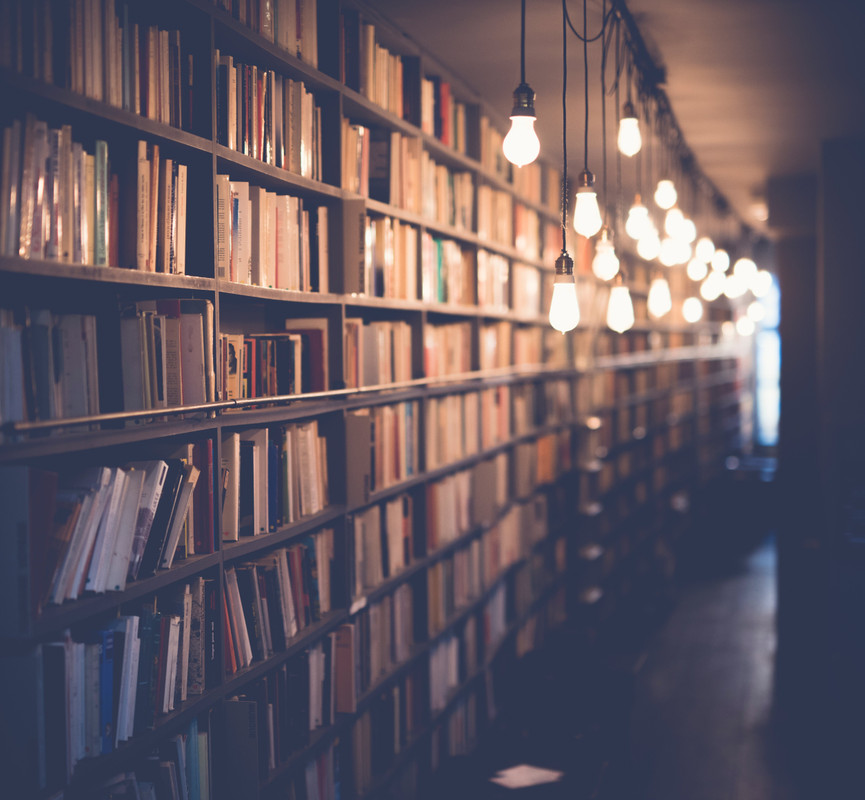 книжные полки, книги, лампочки, библиотека
