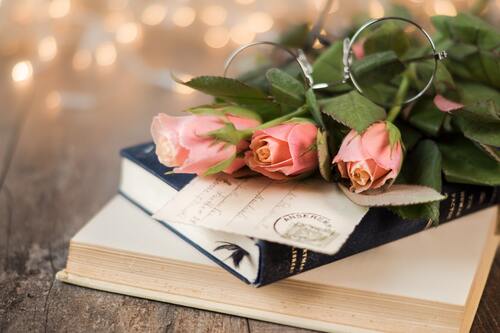 цветы, розы, розовые розы, книга, букет, очки
