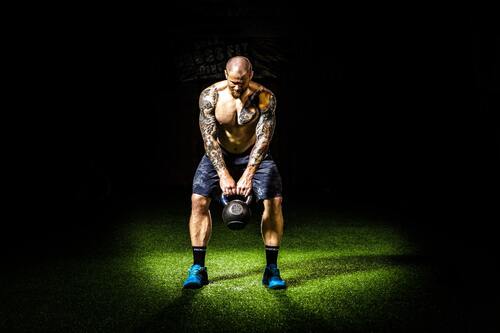 спорт, фитнес, спортивный зал, мужчина, гири