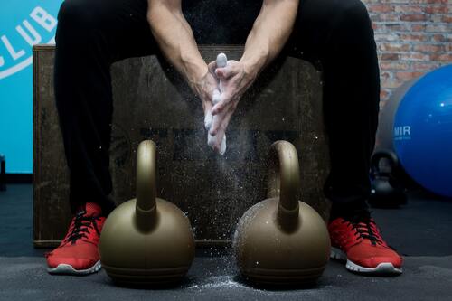 спорт, спортивный зал, мужчина, гири