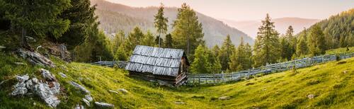 горы, вершины, деревья, лес, трава, зеленые, домик в лесу, вид на горы